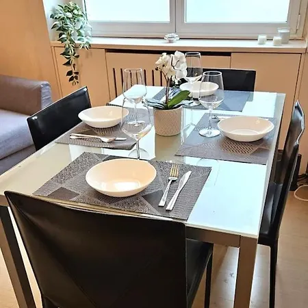Family Comfort, Duomo 15min Walk Away, With Parking In Front Διαμέρισμα