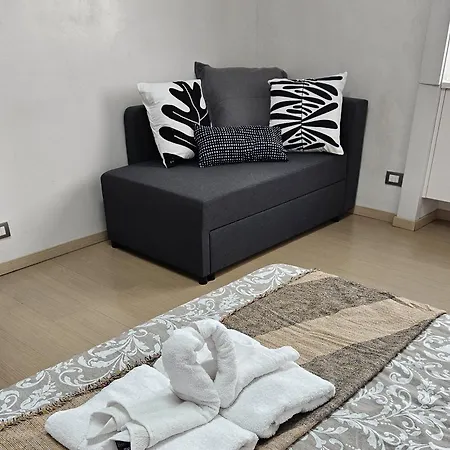 Family Comfort, Duomo 15min Walk Away, With Parking In Front Διαμέρισμα