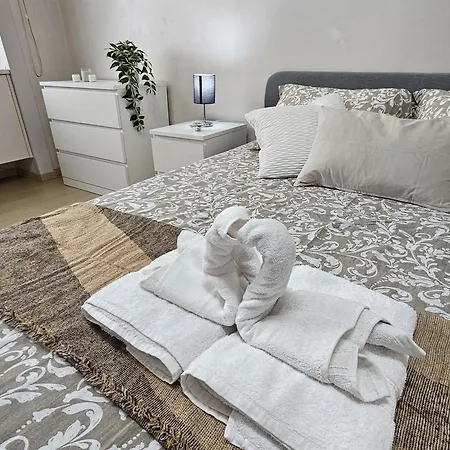 Διαμέρισμα Family Comfort, Duomo 15min Walk Away, With Parking In Front Μιλάνο