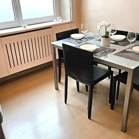 Family Comfort, Duomo 15min Walk Away, With Parking In Front Lägenhet *